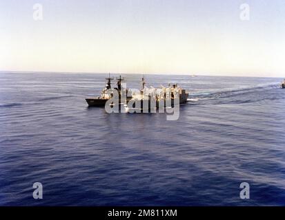 Une vue aérienne de l'avant-port du destroyer USS CHANDLER (DDG 996) de la classe Kidd, à gauche, et de l'auréoleur de la classe Wichita USNS WABASH (AOR 5) pendant les opérations de reconstitution en cours. Pays : Océan Pacifique (POC) Banque D'Images