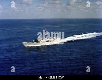 Une vue aérienne de l'arc du port de la frégate de missile guidé de la classe Oliver Hazard Perry USS LEWIS B. EXTRIP (FFG 23) est en cours. Pays : Océan Pacifique (POC) Banque D'Images