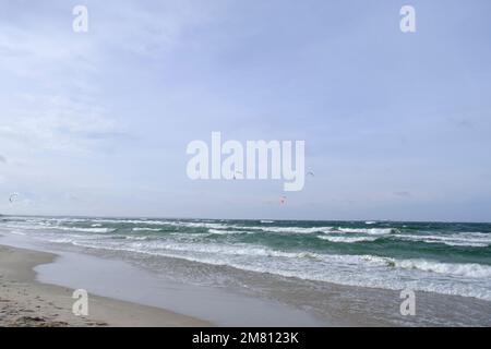 Vagues sur une plage de sable de la mer Baltique Banque D'Images