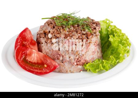 Porridge de sarrasin en conserve avec de la viande servi sur une assiette avec des tomates et des herbes isolées sur fond blanc Banque D'Images