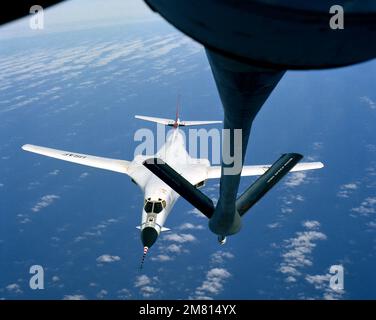 Vue aérienne depuis la fenêtre de l'opérateur de la rampe de l'avion B-1B/159 testé (à l'origine le prototype B-1 n° 2) approchant la rampe de ravitaillement d'un avion KC-135 Stratotanker lors d'un vol d'essai au-dessus de l'océan Pacifique. Pays : inconnu Banque D'Images