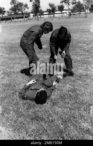 Le capitaine (Dr) April McVey, à droite, CHEF des services d'Aéromédical de la clinique de l'Armée de l'air américaine, évalue une « blessure » lors d'un exercice de triage sur le champ de bataille pour l'entraînement au mini-drapeau rouge médical. Base: Vance Air Force base État: Oklahoma (OK) pays: Etats-Unis d'Amérique (USA) Banque D'Images