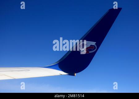 Vue depuis la fenêtre d'avion du logo et de l'aile de TS Airlines Banque D'Images