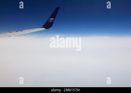 Vue depuis la fenêtre d'avion du logo et de l'aile de TS Airlines Banque D'Images