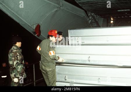 Les membres du port aérien tactique et de l'escadron de sécurité de l'escadre aérienne 435th déchargent les cas de transfert d'un avion C-141 Starlifter contenant les corps de Marines qui ont été tués lorsqu'une bombe terroriste a explosé dans les casernes marines et le bâtiment du siège à Beyrouth, au Liban. Base: Rhein-main Air base pays: Deutschland / Allemagne (DEU) Banque D'Images