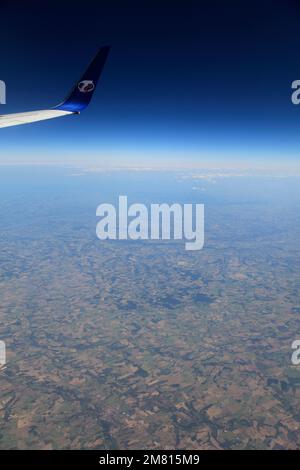 Vue depuis la fenêtre d'avion du logo et de l'aile de TS Airlines Banque D'Images