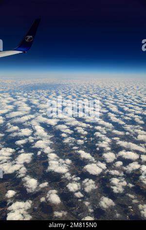 Vue depuis la fenêtre d'avion du logo et de l'aile de TS Airlines Banque D'Images