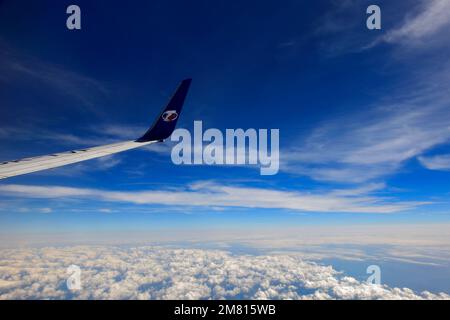 Vue depuis la fenêtre d'avion du logo et de l'aile de TS Airlines Banque D'Images