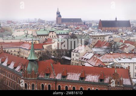 Neige sur les toits de la vieille ville de Cracovie en hiver, vue de la cathédrale de Wawel, horizon de Cracovie, Pologne de Cracovie en Europe Banque D'Images