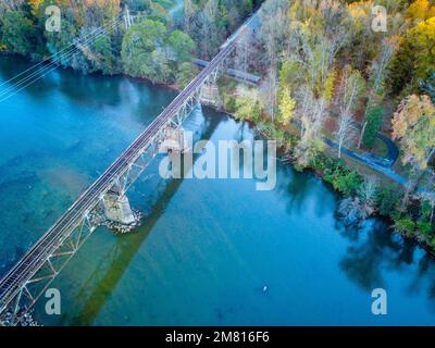 Pont de chemin de fer au-dessus de la rivière. Banque D'Images