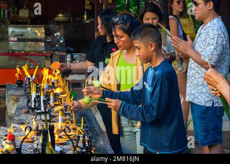 Chiang Mai, Thaïlande. 11th janvier 2023. Les touristes ont vu brûler de l'encens pendant la visite au temple de Wat Phra Singha. La Thaïlande devrait accueillir au moins 300 000 touristes chinois au cours du premier trimestre de 2023, après que la Chine ait assoupli les restrictions de voyage sur le Covid-19. (Photo de Pongmanat Tasiri/SOPA Images/Sipa USA) crédit: SIPA USA/Alay Live News Banque D'Images