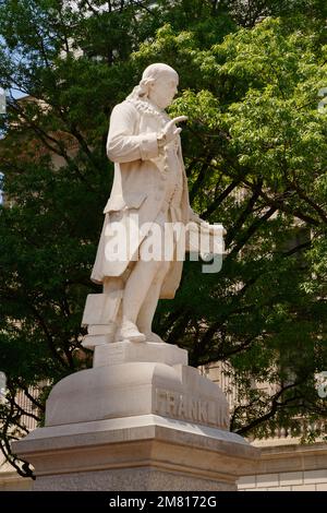 Statue de Benjamin Franklin à Washington, D.C., États-Unis. Statue historique à l'extérieur du pavillon de l'ancien bureau de poste. Banque D'Images