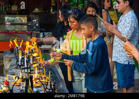 Chiang Mai, Thaïlande. 11th janvier 2023. Les touristes ont vu brûler de l'encens pendant la visite au temple de Wat Phra Singha. La Thaïlande devrait accueillir au moins 300 000 touristes chinois au cours du premier trimestre de 2023, après que la Chine ait assoupli les restrictions de voyage sur le Covid-19. (Credit image: © Pongmanat Tasiri/SOPA Images via ZUMA Press Wire) USAGE ÉDITORIAL SEULEMENT! Non destiné À un usage commercial ! Banque D'Images