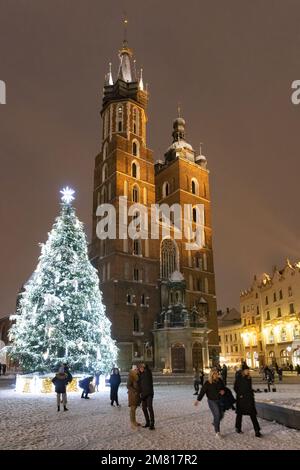 Eglise Saint-Marys de Cracovie Noël illuminé la nuit ; place du marché principale de Cracovie site classé au patrimoine mondial de l'UNESCO, vieille ville de Cracovie, Cracovie Pologne Banque D'Images