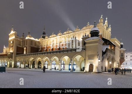 Cracovie Cloth Hall éclairée la nuit ; place du marché principal de Cracovie, site classé au patrimoine mondial de l'UNESCO, vieille ville de Cracovie, Cracovie Pologne Banque D'Images