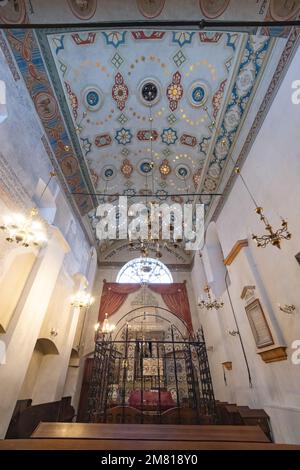 Architecture religieuse : intérieur de la synagogue Remuh et plafond orné ; quartier juif, Cracovie Pologne, Europe Banque D'Images