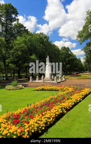 Jardins le long de la rivière Great Ouse, embankment Bedford town ; comté de Bedfordshire, Angleterre, RU Banque D'Images
