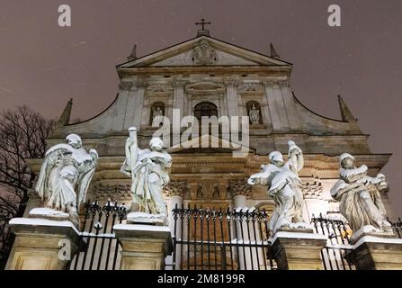 Église de Cracovie - l'entrée de l'église des Saints Pierre et Paul, une église catholique baroque, dans la neige en hiver ; Cracovie Pologne Europe Banque D'Images