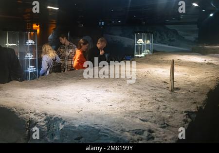 Visiteurs dans le métro de Rynek, un musée souterrain de l'architecture médiévale de Cracovie, sous la salle de tissu, place du marché principal Cracovie Pologne Banque D'Images