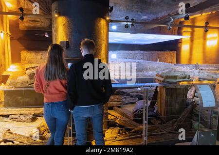 Visiteurs dans le métro de Rynek, un musée souterrain de l'architecture médiévale de Cracovie, sous la salle de tissu, place du marché principal Cracovie Pologne Banque D'Images