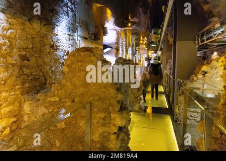 Visiteurs dans le métro de Rynek, un musée souterrain de l'architecture médiévale de Cracovie, sous la salle de tissu, place du marché principal Cracovie Pologne Banque D'Images