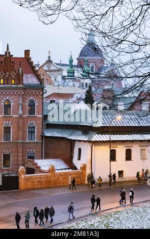 Scène de la rue de Cracovie - vue d'hiver avec neige depuis la colline de Wawel en direction de la vieille ville de Cracovie, Cracovie Pologne Europe Banque D'Images