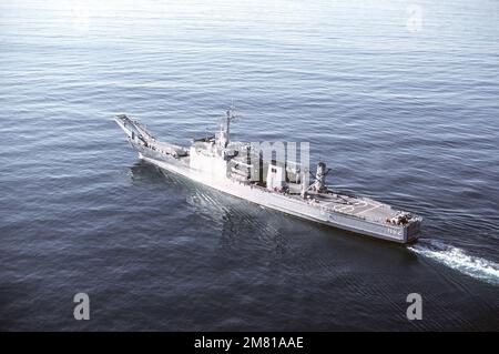 Vue aérienne du quartier portuaire du navire-citerne de classe Newport USS FRESNO (LST-1182) en cours. Pays : Océan Pacifique (POC) Banque D'Images