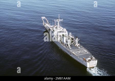 Vue aérienne du quartier portuaire du navire-citerne de classe Newport USS FRESNO (LST-1182) en cours. Pays : Océan Pacifique (POC) Banque D'Images