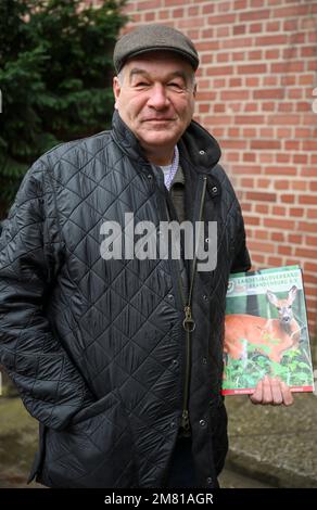 Potsdam, Allemagne. 11th janvier 2023. Dirk-Henner Wellershoff, président de l'association nationale de chasse de Brandebourg enregistrée, vient à une Pressetermin sur le faucon yard de Potsdam à la suite du refus des demandes détaillées par la plus haute autorité de chasse du ministère de l'Environnement depuis novembre 2022. Les revenus importants de la fédération nationale de la chasse sont donc nuls. Credit: Jens Kalaene/dpa/Alamy Live News Banque D'Images