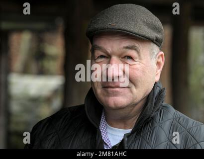 Potsdam, Allemagne. 11th janvier 2023. Dirk-Henner Wellershoff, président de l'association nationale de chasse de Brandebourg, s'entretient avec un Pressetrin sur la cour des faucon de potsdam au sujet du refus des demandes entrantes par la plus haute autorité de chasse du ministère de l'Environnement depuis novembre 2022. Les revenus importants de la fédération nationale de la chasse sont donc nuls. Credit: Jens Kalaene/dpa/Alamy Live News Banque D'Images