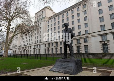 Londres. ROYAUME-UNI- 01.08.2023. Vue sur la rue du bâtiment du ministère de la Défense à Whitehall. Banque D'Images