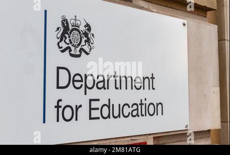 Londres. ROYAUME-UNI- 01.08.2023. Le nom à l'entrée des bureaux du ministère de l'éducation du gouvernement situé dans la rue Great Smith, Westminster. Banque D'Images