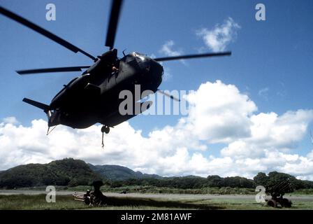 Un hélicoptère CH-53 Sea Stallion survole une mitrailleuse anti-aérienne soviétique M-53 avant de la ramasser lors de l'opération URGENT FURIE. Objet opération/série: FUREUR D'URGENCE pays: Grenade (GRD) Banque D'Images