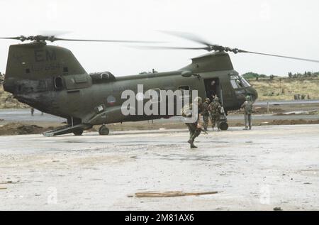 Vue latérale droite d'un hélicoptère marin CH-46E Sea Knight utilisé pendant l'opération urgent Fury. Objet opération/série: FUREUR D'URGENCE pays: Grenade (GRD) Banque D'Images