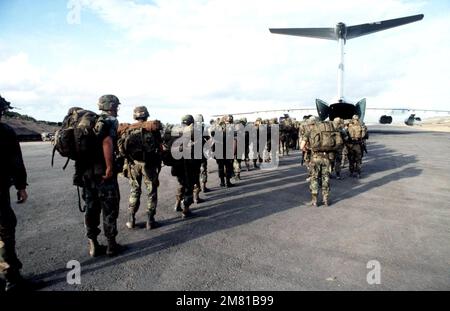 Des membres de la division aéroportée 82nd embarquent à bord d'un avion Starlifter C-141b pendant l'opération URGENT FURY. Objet opération/série: FUREUR D'URGENCE pays: Grenade (GRD) Banque D'Images