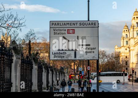 Londres. ROYAUME-UNI- 01.08.2023. Une rue et un panneau de signalisation routière pour la place du Parlement. Banque D'Images