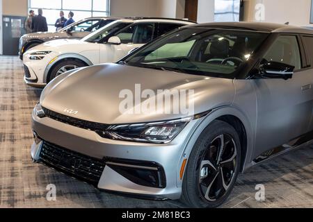 Pontiac, Michigan, États-Unis. 11th janvier 2023. Le Kia EV6 a été nommé gagnant du prix du véhicule utilitaire nord-américain de l'année. Les prix annuels de voiture, camion et véhicule utilitaire nord-américain de l'année (NACTOY) sont jugés par un panel de 50 journalistes automobiles professionnels. Tous les finalistes pour le véhicule utilitaire de l'année étaient des véhicules électriques. Crédit : Jim West/Alay Live News Banque D'Images