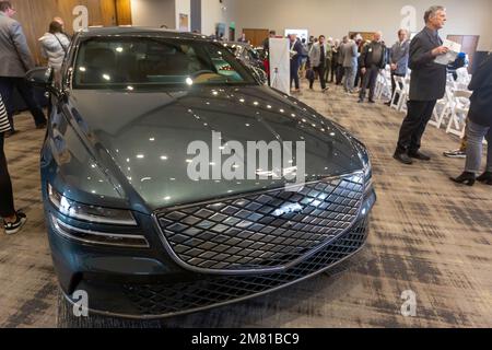 Pontiac, Michigan, États-Unis. 11th janvier 2023. Le véhicule électrique de luxe Genesis G80 a remporté le prix de voiture nord-américaine de l'année. Les prix annuels de voiture, camion et véhicule utilitaire nord-américain de l'année (NACTOY) sont jugés par un panel de 50 journalistes automobiles professionnels. Crédit : Jim West/Alay Live News Banque D'Images