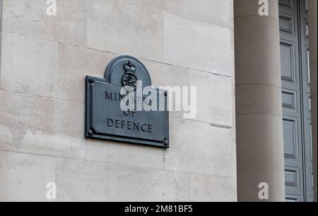 Londres. ROYAUME-UNI- 01.08.2023. La plaque signalétique à l'entrée du bâtiment du ministère de la Défense à Whitehall, Westminster. Banque D'Images