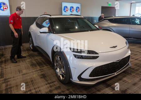 Pontiac, Michigan, États-Unis. 11th janvier 2023. Le Genesis GV60 a remporté le prix du véhicule utilitaire nord-américain de l'année. Les prix annuels de voiture, camion et véhicule utilitaire nord-américain de l'année (NACTOY) sont jugés par un panel de 50 journalistes automobiles professionnels. Tous les finalistes pour le véhicule utilitaire de l'année étaient des véhicules électriques. Crédit : Jim West/Alay Live News Banque D'Images