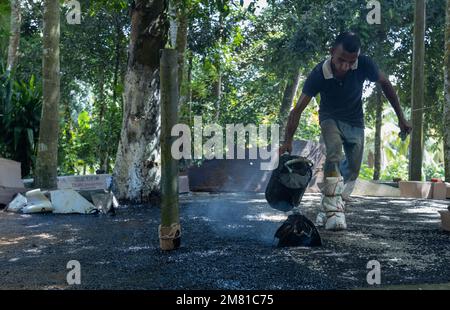 Le travail traditionnel sri-lankais verse du goudron sur les routes sur 2022.12.12 à Galle, Sri Lanka . Photo de haute qualité Banque D'Images