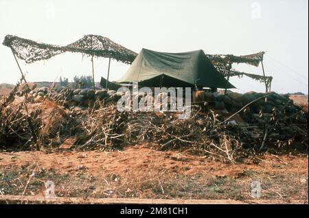 Un véhicule à chenilles LVTP-7 placé dans un emplacement de sable près de la Compagnie G, secteur du bataillon 2nd, 8th Régiment, 22nd unité amphibie marine. Base: Beyrouth pays: Liban (LBN) Banque D'Images