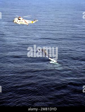 Une vue aérienne d'un hélicoptère SH-3 Sea King de l'Escadron 10 (HS-10) de l'hélicoptère anti-sous-marin lors d'exercices avec un sous-marin d'attaque nucléaire. Pays : inconnu Banque D'Images