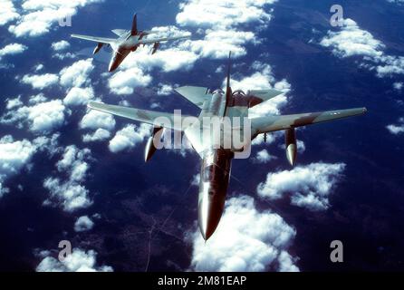 Vue aérienne avant air-air de deux avions FB-111 en formation. Pays : inconnu Banque D'Images