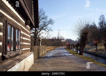 STARE BELIDLO, RÉPUBLIQUE TCHÈQUE - 13 FÉVRIER 2022 : chalet rural en rondins à Babiccino udoli ou dans la vallée de la grand-mère en Bohême Banque D'Images