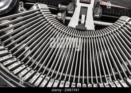 Machine à écrire antique avec caractères traditionnels. Avant la messagerie texte, les personnes utilisaient des machines à écrire pour communiquer par écrit. Banque D'Images