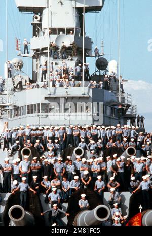 Des hommes de troupe à bord du cuirassé USS NEW JERSEY (BB 62) posent pour les photographes du magazine Life pendant les opérations au large de Beyrouth, au Liban. Base: USS New Jersey (BB 62) pays: Méditerranée (MED) Banque D'Images