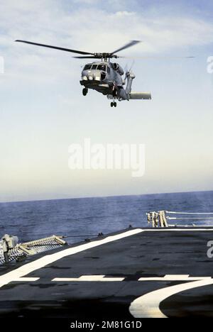 Le premier hélicoptère Seahawk Mark III LAMPS (Light Airborne Multi-Purpose System) SH-60B de la Marine s'approche du pont de vol de la frégate de missile guidée USS CROMMELIN (FFG 37), pendant les qualifications d'atterrissage du pont de vol au large de la côte de San Clemente, Californie. Pays : Océan Pacifique (POC) Banque D'Images