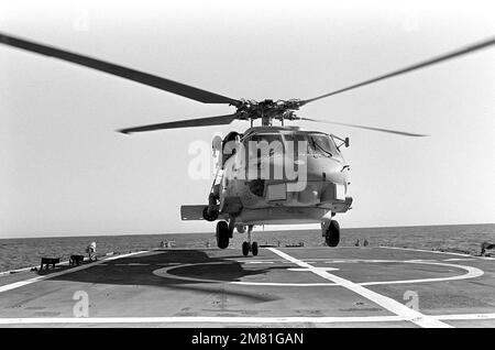 Le premier hélicoptère opérationnel Mark III LAMPS (Light Airborne Multi-Purpose System) SH-60B Seahawk atterrit sur le pont de vol de la frégate de missile guidée USS CROMMELIN (FFG 37), pendant les qualifications d'atterrissage du pont de vol au large de la côte de San Cleme. Pays : Océan Pacifique (POC) Banque D'Images