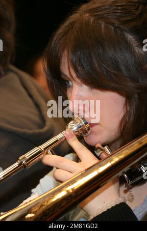 Un jeune étudiant tromboniste jouant une répétition pour le coma (musique contemporaine pour tous) Sussex Festival concert au West Dean College Banque D'Images